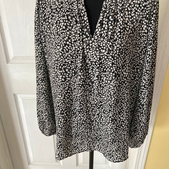 Blouse flowy loose fit pretty print black and white full sleeve NWOT - Picture 1 of 6